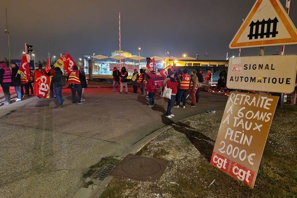 Plus d'une centaine de manifestants rassemblés devant les grilles du dépôt