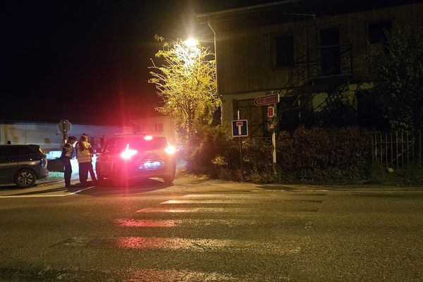 Le corps des trois jeunes enfants a été retrouvée peu avant 13H. La mère de famille est activement recherchée