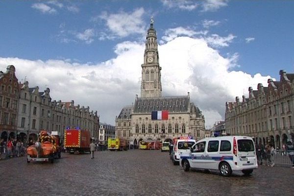 Les véhicules des troupes motorisées des forces de l'ordre et des services de secours ont défilé jeudi 14 juillet sur la Place d'Armes à Arras