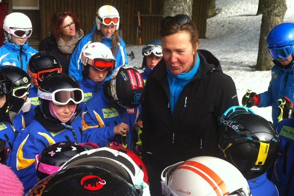 La championne olympique et marraine de la station Carole Montillet à la rencontre de jeunes skieurs sur les pistes du Lioran (15) le 28 février 2015.