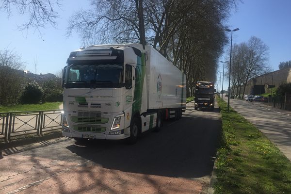 Les transporteurs routiers ont organisé une opération escargot contre la hausse du prix du gazole.