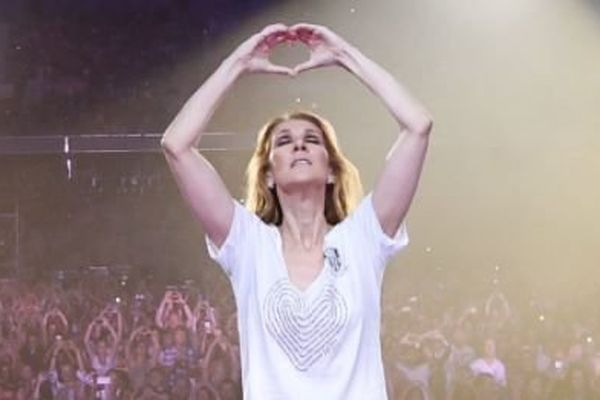 Pendant son concert à Nice le 20 jullet, Céline Dion formant avec la foule le coeur symbole de mémoire de l'attentat de Nice