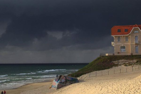 Orages sur la plage de Biscarosse (Landes), le 12 août 2016.