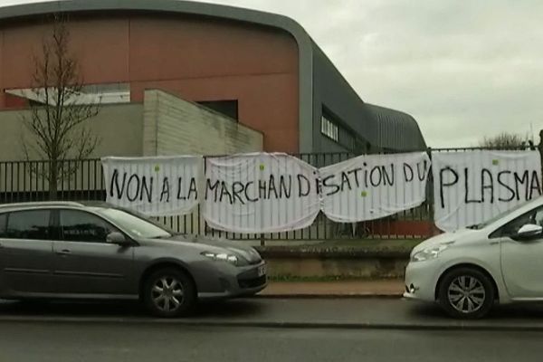 Devant l'EFS à Dijon, les salariés grévistes ont déployé des banderoles pour refuser l'externalisation de prélèvements