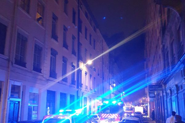 Un incendie s’est déclaré dans un appartement sur la presqu’île ce vendredi 16 décembre vers 21h00. Un blessé léger est à déplorer.