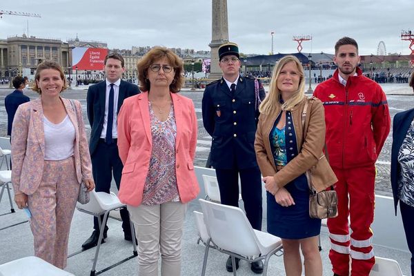 La délégation du Calvados lors du défilé du 14 juillet à Paris. Au centre, en uniforme, le commandant Fabien Seurt-Le Coustumer