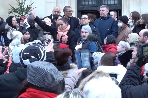 Les locataires rassemblés samedi  devant l'hôtel de Ville de Saint-Ouen réclament des comptes au maire de la commune.