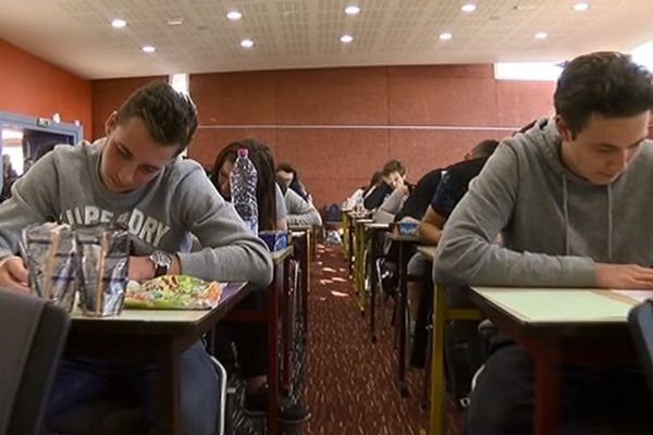 Les lycéens planchent au lycée Jean-Perrin à Lambersart, ce mercredi matin.