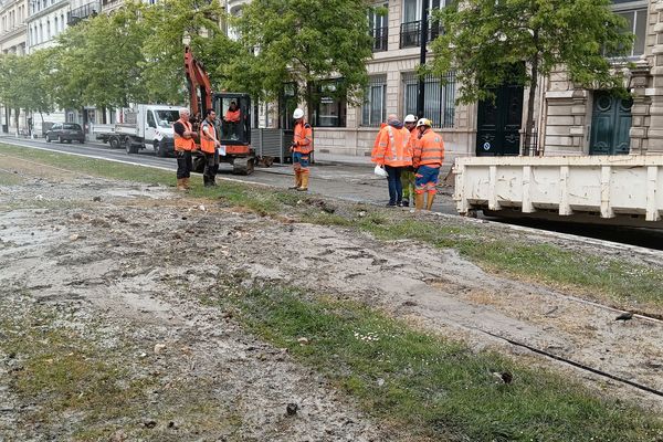 Boulevard de Strasbourg au Havre : une conduite d'eau sous pression a cédé arrosant les voies du tramway