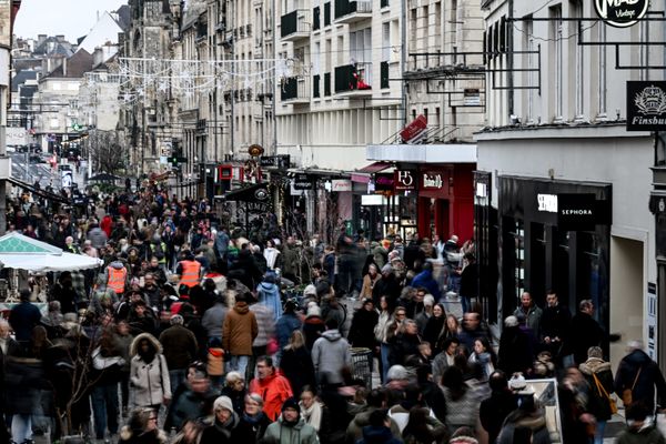 Des passants dans une rue de Caen (Calvados), le 14 décembre 2024.