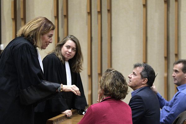 Le 8 janvier 2019, Me Beatrice Dubreuil et Me Alice Cabrera, avocates des plaignants, s'entretiennent avec Sylvie Harel (de dos), Fabrice Paumier et Dominique Harel, les parents des deux victimes, avant l'audience de recours au tribunal administratif de Lyon