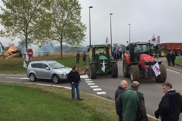 Des agriculteurs de la FDSEA et des Jeunes Agriculteurs de la Nièvre font une opération barrage filtrant à Varennes-Vauzelles lundi 7 octobre 2019.