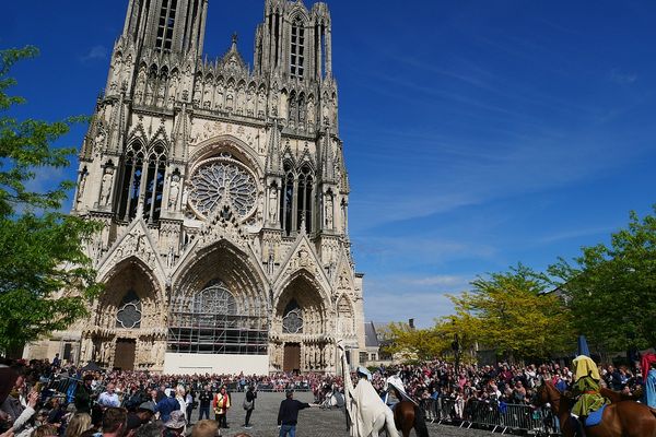 Quelque 100.000 personnes, chaque année, se pressent, pour voir défiler le  cortège de Jeanne d'Arc et du Dauphin.