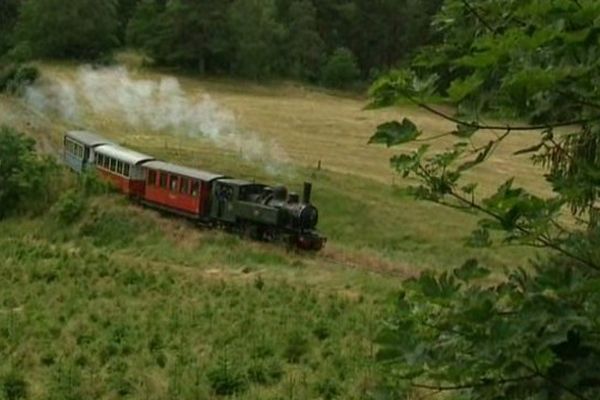 A 108 ans, la Mallet reprend du service. Entre Tence et Montfaucon, en Haute-Loire, elle va serpenter tout l'été, à 15 km/heure.