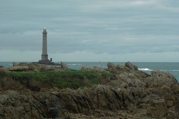 Vers la Hague, à l'horizon du phare de Goury, les nuages reviendront progressivement augurer de conditions moins radieuses pour le 14 Juillet.