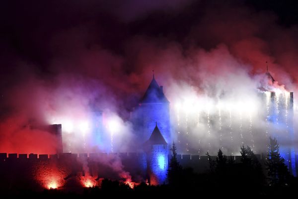 L'embrasement de la cité médiévale de Carcassonne est l'un des feux d'artifice les plus spectaculaire en France. Il est tiré à 22h30 devant des centaines de milliers de personnes qui se déplacent pour le voir.