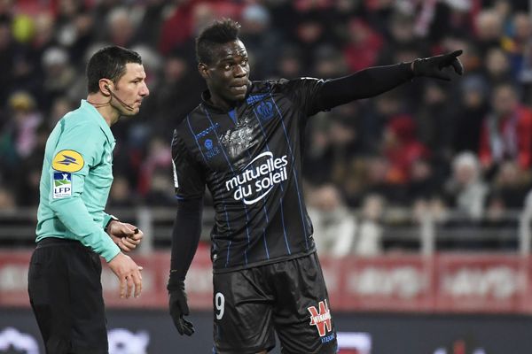 Mario Balotelli (à droite) parle avec l'arbitre et montre une tribune lors de la rencontre DFCO - OGC Nice, le 10 février 2018.