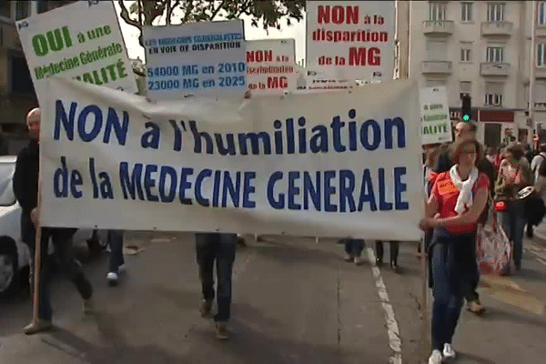 La manifestation des médecins généralistes devant l'ARS à Lyon (3e) : une centaine de médecins en colère - 6/10/15