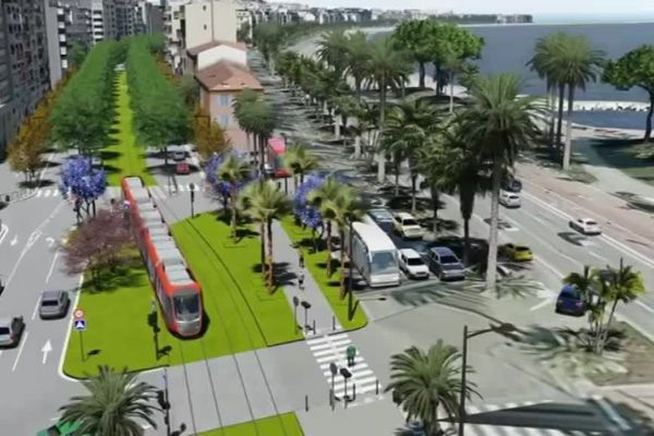 La ligne 2 du tramway au niveau de Ferber, on peut voir la promenade des Anglais.