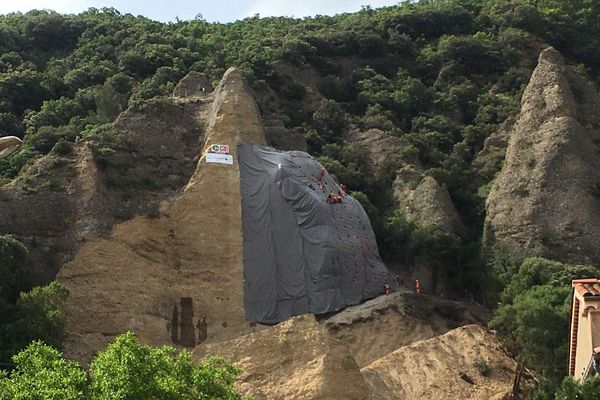 27.05.2020. Opération de minage d'un rocher des Pénitents des Mées (Alpes-de-Haute-Provence). 