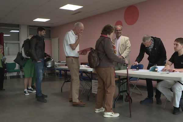 File d'attente dans un bureau de vote de Limoges