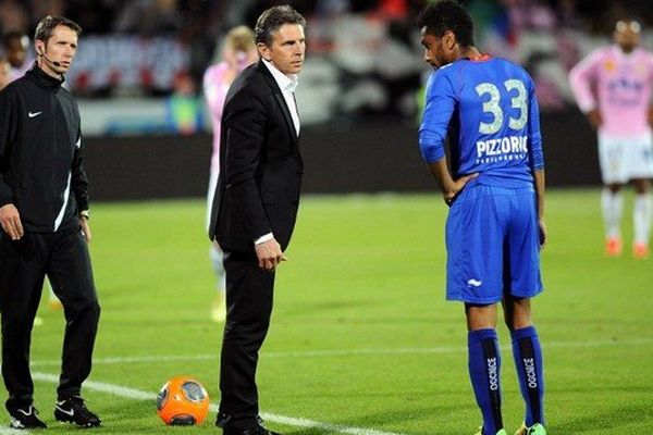 Claude Puel et Jordan Amavi lors du match.
