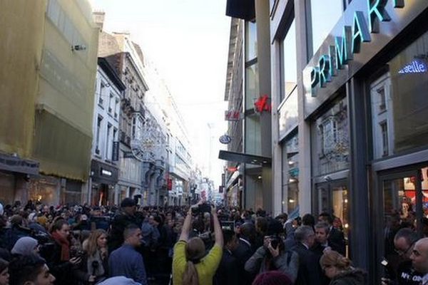 Une file d'attente de 300 m ce mercredi à Bruxelles devant le magasin Primark.