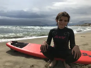 Juliette vit sa passion du surf sans se préoccuper de son handicap.