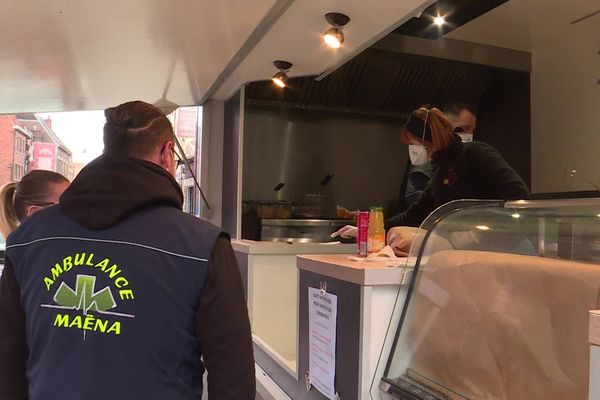 L'opération solidaire "Des frites pour les soignants" offre des repas aux travailleurs mobilisés.