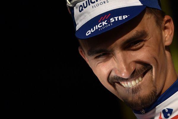 En larmes après avoir franchi la ligne d'arrivée de la 10e étape du Tour de France, mardi 17 juillet,, l'Auvergnat de l'équipe Quick-Step Julian Alaphilippe est tout de suite tombé dans les bras de son cousin, Franck Alaphilippe, qui est également son entraîneur.