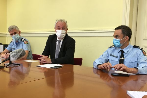 Lors d'une conférence de presse donnée ce mercredi, le procureur d'Angers a annoncé la demande en examen de l'auteur présumé du viol. De gauche à droite : Colonel J.P Toto, commandant de la section de recherche Angers, E. Bouillard, procureur de la République Angers et Colonel P. Dubois, commandant groupement gendarmerie Maine-et-Loire. 