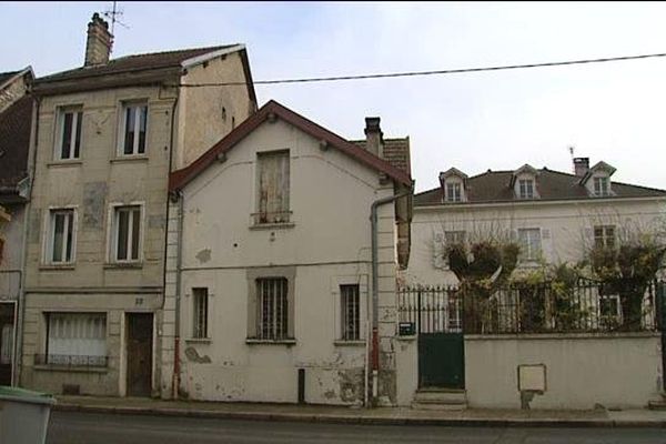 A droite, l'annexe de la sous-préfecture. A gauche, un immeuble de deux étages déserté... 