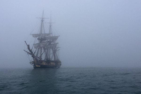 L'Hermione dans la brume de l'île d'Aix, samedi 18 avril vers 7h30.