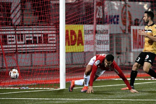 ASNL vs ANGERS SCO. Stade Marcel Picot, Tomblaine 10 décembre 2016. Second but pour l'Asnl de Loic PUYO.