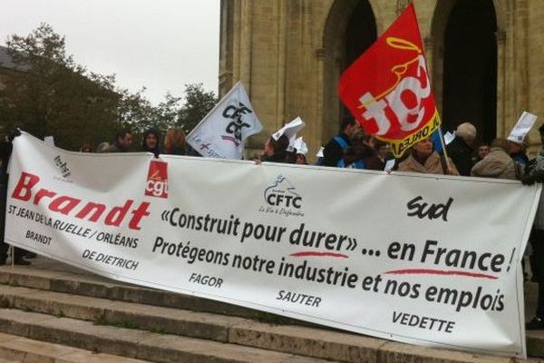 Les salariés de Fagor Brandt St Jean-de-la-Ruelle (Loiret) manifestent sur le parvis de la cathédrale d'Orléans (Loiret)