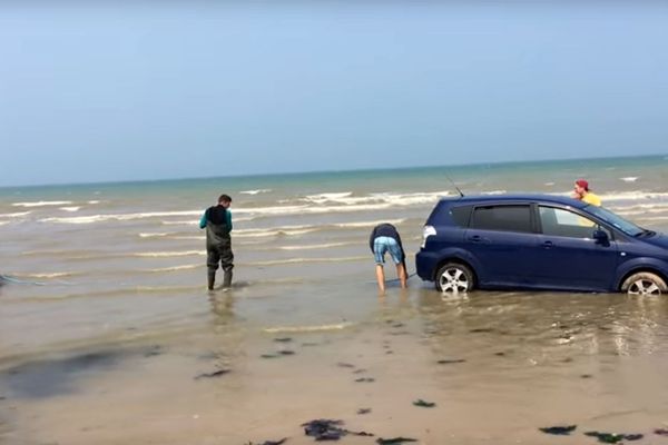 Un tracteur a sauvé la voiture... de justesse !