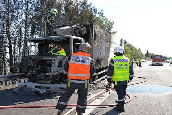 Nîmes-Courbessac (Gard) - un poids lourd détruit par un incendie sur l'A.9 - 19 août 2015.