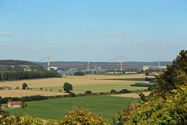 Dans l'Eure, un LUNDI ensoleillé sur le Marais-Vernier et le pont de Tancarville, vus depuis la Pointe de la Roque.