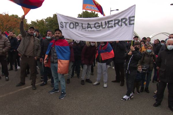 Manifestation sur le pont de l'Europe contre la guerre dans le Haut-Karabakh le 16 octobre 2020.