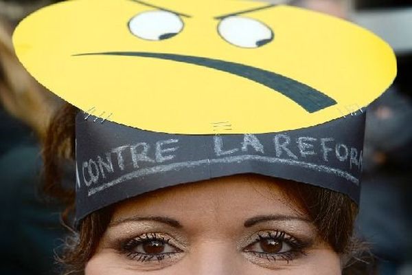 Une femme participe à une manifestation contre la réforme des rythmes scolaires le 14 novembre 2013 à Marseille