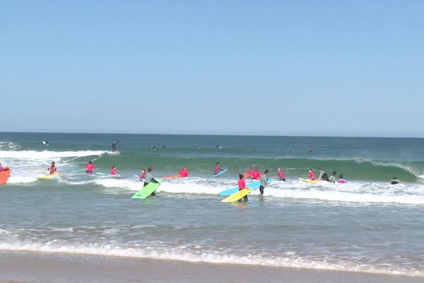 Un surf camp sur une plage à Moliets en août 2023.