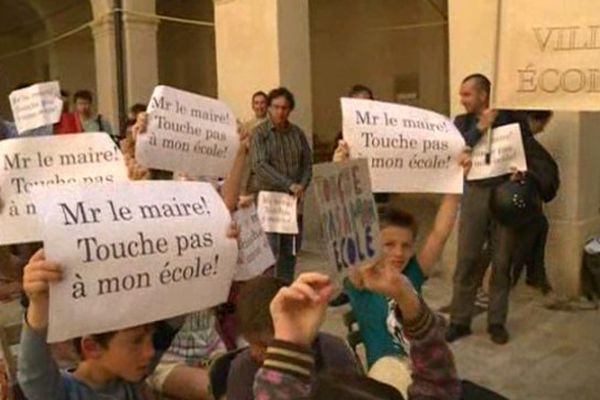 Elèves et parents manifestent dans la cour de la mairie d'Uzès