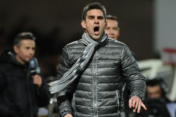 Jocelyn Gourvennec, entraîneur de l'EAG pendant le match contre le PSG (25/01/13)