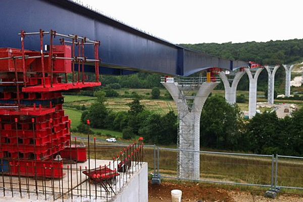 Ce viaduc traverse la vallé de la Scie, il permettra le contournement de Dieppe.