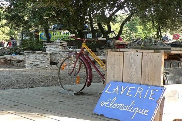 Les militants de l'AlterTour parcourent les routes de France à vélo pour montrer que d'autres modes de vie et de relations sont possibles