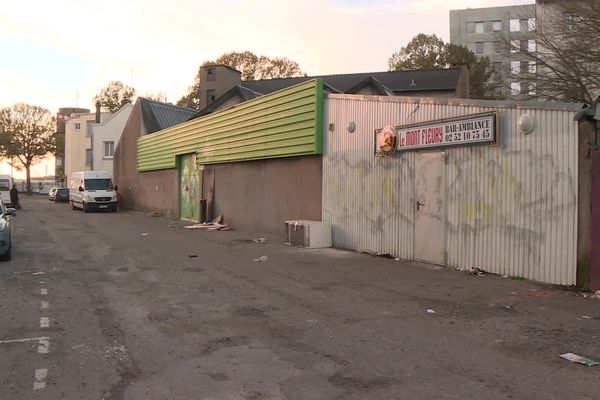 C'est dans cet établissement, situé sur l'île de Nantes, que le jeune homme mortellement blessé s'est réfugié avant de décéder. 