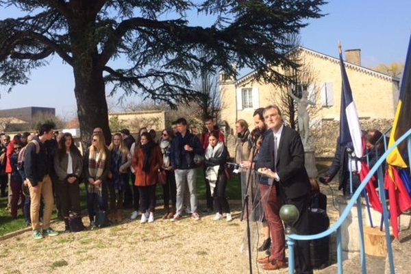 Mellois de France et de Belgique réunis pour une minute de silence devant la mairie de Melle dans les Deux-Sèvres