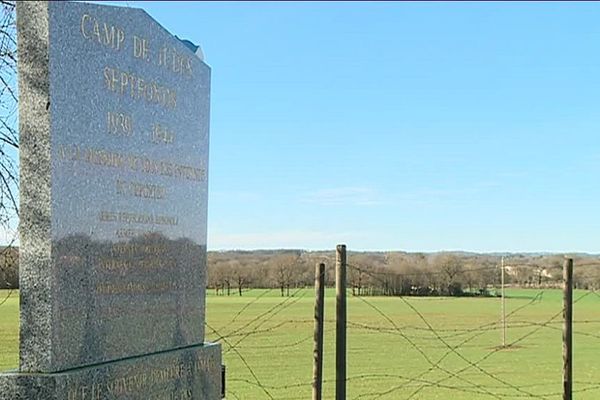 Une stèle vient rappeler l'existence d'un ancien camp de réfugiés espagnols. 