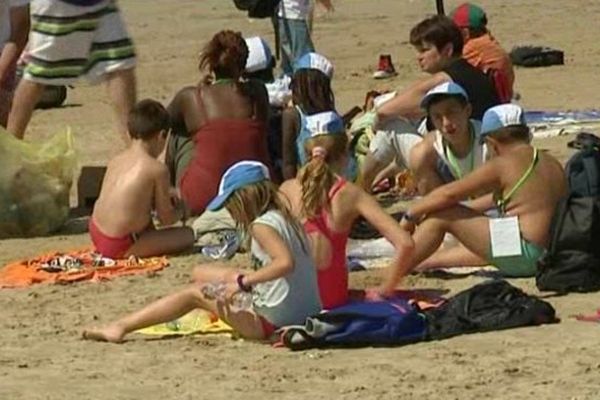 Pique-nique sur la plage à La Rochelle pour les "oubliés des vacances"