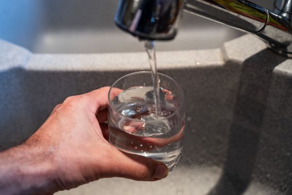 Attention aux arnaques : des escrocs tentent de vendre des purificateurs d'eau dans les Alpes-Maritimes.